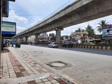 Bangalore, Karnataka, Hindistan-Sep 18, 2023: Metro üstgeçidi ile güzel Konanakunte Otobüs Durağı 'nın kapatılması.