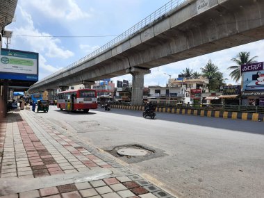 Bangalore, Karnataka, Hindistan-Sep 18, 2023: Metro üstgeçidi ile güzel Konanakunte Otobüs Durağı 'nın kapatılması.