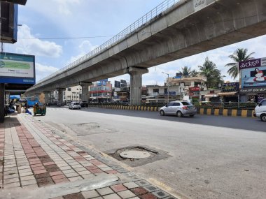 Bangalore, Karnataka, Hindistan-Sep 18, 2023: Metro üstgeçidi ile güzel Konanakunte Otobüs Durağı 'nın kapatılması.