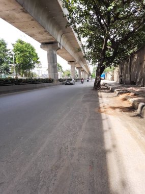Bangalore, Karnataka, Hindistan-Sep 18, 2023: Metro üstgeçidi ile güzel Konanakunte Otobüs Durağı 'nın kapatılması.