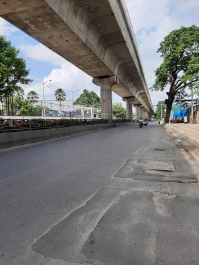 Bangalore, Karnataka, Hindistan-Sep 18, 2023: Metro üstgeçidi ile güzel Konanakunte Otobüs Durağı 'nın kapatılması.