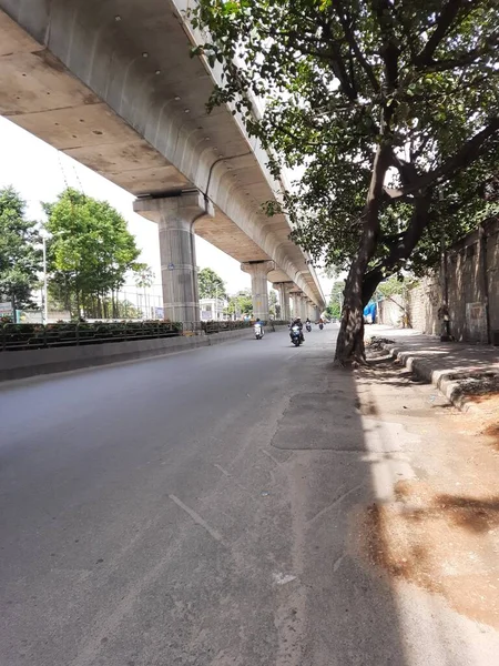 バンガロール カルナタカ インド セップ 2023 美しいコナンボランティアクロスバス停の閉鎖 道路の間でメトロフライオーバー — ストック写真