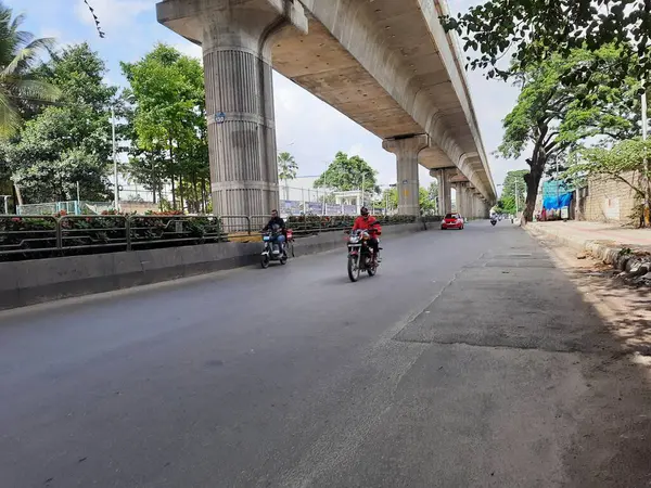 Bangalore, Karnataka, Hindistan-Sep 18, 2023: Metro üstgeçidi ile güzel Konanakunte Otobüs Durağı 'nın kapatılması.