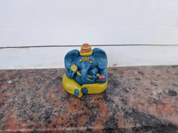 Closeup Colorido Mini Pequeno Artesanal Lord Ganesha Estátua Barro Com — Fotografia de Stock