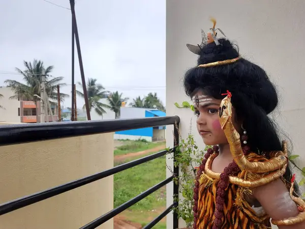 2023年9月30日 班加罗尔 卡纳塔克邦 由于学校的激烈竞争 斯瓦勋爵穿着漂亮的印度童装和化妆的服装 — 图库照片