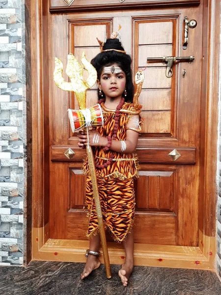 2023年9月30日 班加罗尔 卡纳塔克邦 由于学校的激烈竞争 斯瓦勋爵穿着漂亮的印度童装和化妆的服装 — 图库照片
