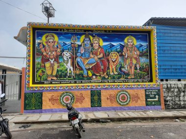 Mandya, Karnataka, Hindistan-Sep 29, 2023: Lord Shiva ve ailesinin Arkeshwara Tapınağı, Guttalu, Hindistan duvarının üzerindeki tablolarına yakın çekim
