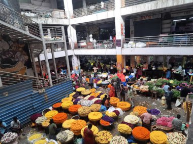 Bangalore, Karnataka, Hindistan-Sep 10, 2023: KR Market binasının güzel renkli çiçek manzarasının yakın çekimi.