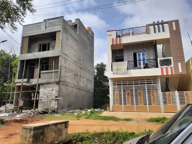 Bangalore, Karnataka, Hindistan-Aug 10, 2023: İki çok katlı yeni binanın güzel dış görünüşü ve şimdiden inşa edilmiş ev .