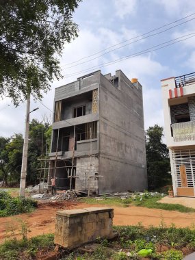 Bangalore, Karnataka, Hindistan-Aug 10, 2023: İki çok katlı yeni binanın güzel dış görünüşü ve şimdiden inşa edilmiş ev .