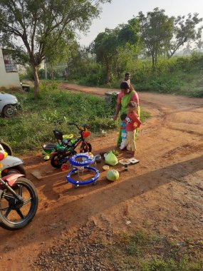 Bangalore, Karnataka, Hindistan-Ekim 24, 2023: Dasara, Ayudha Pooja 'yı evin önünde kutlayan güzel Hintli ailenin yakınlaşması.