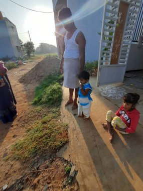 Bangalore, Karnataka, Hindistan-Ekim 24, 2023: Dasara, Ayudha Pooja 'yı evin önünde kutlayan güzel Hintli ailenin yakınlaşması.