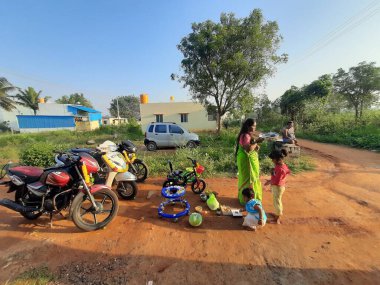 Bangalore, Karnataka, Hindistan-Ekim 24, 2023: Dasara, Ayudha Pooja 'yı evin önünde kutlayan güzel Hintli ailenin yakınlaşması.