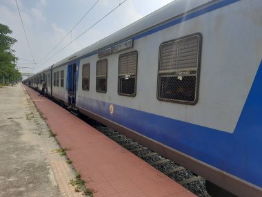 Mandya, Karnataka, Hindistan-Ekim 28, 2023: Güzel Hint Treni 'nin kapatılması tren istasyonunda ve platformun etrafında yürüyen insanlar.