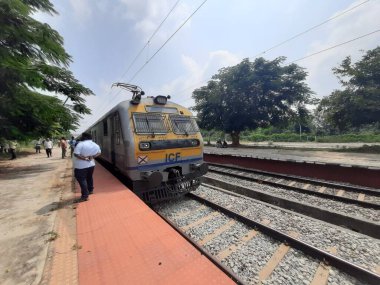 Mandya, Karnataka, Hindistan-Ekim 28, 2023: Güzel Hint Treni 'nin kapatılması tren istasyonunda ve platformun etrafında yürüyen insanlar.