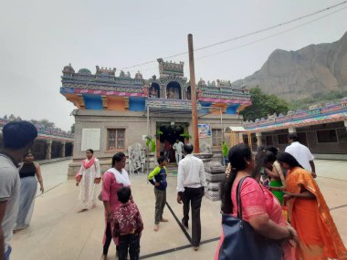 Savanadurga, Karnataka, Hindistan 'da Veerabhadreshwara Swamy Tapınağı' nın aydınlık, eski kule ve büyük taş tepe ve halka açık güzel dini binasının kapatılması..
