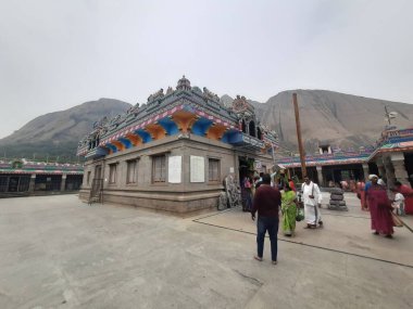 Savanadurga, Karnataka, Hindistan 'da Veerabhadreshwara Swamy Tapınağı' nın aydınlık, eski kule ve büyük taş tepe ve halka açık güzel dini binasının kapatılması..