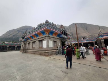 Savanadurga, Karnataka, Hindistan 'da Veerabhadreshwara Swamy Tapınağı' nın aydınlık, eski kule ve büyük taş tepe ve halka açık güzel dini binasının kapatılması..