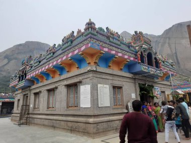 Savanadurga, Karnataka, Hindistan 'da Veerabhadreshwara Swamy Tapınağı' nın aydınlık, eski kule ve büyük taş tepe ve halka açık güzel dini binasının kapatılması..