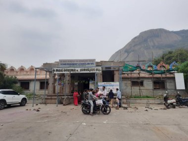 Savanadurga, Karnataka, Hindistan 'da Veerabhadreshwara Swamy Tapınağı' nın aydınlık, eski kule ve büyük taş tepe ve halka açık güzel dini binasının kapatılması..