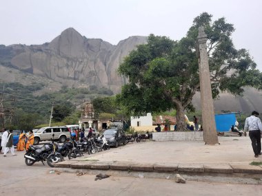 Savanadurga, Karnataka, Hindistan 'da Veerabhadreshwara Swamy Tapınağı' nın aydınlık, eski kule ve büyük taş tepe ve halka açık güzel dini binasının kapatılması..