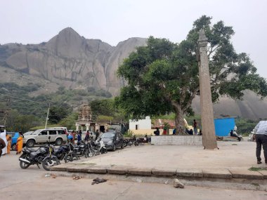 Savanadurga, Karnataka, Hindistan 'da Veerabhadreshwara Swamy Tapınağı' nın aydınlık, eski kule ve büyük taş tepe ve halka açık güzel dini binasının kapatılması..