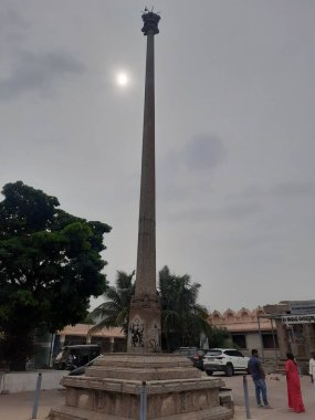 Savanadurga, Karnataka, Hindistan 'da Veerabhadreshwara Swamy Tapınağı' nın aydınlık, eski kule ve büyük taş tepe ve halka açık güzel dini binasının kapatılması..