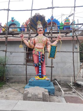 Savanadurga, Karnataka, Hindistan 'da Veerabhadreshwara Swamy Tapınağı' nın aydınlık, eski kule ve büyük taş tepe ve halka açık güzel dini binasının kapatılması..