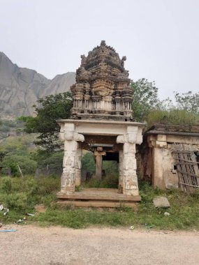 Savanadurga, Karnataka, Hindistan 'da Veerabhadreshwara Swamy Tapınağı' nın aydınlık, eski kule ve büyük taş tepe ve halka açık güzel dini binasının kapatılması..