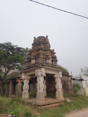 Savanadurga, Karnataka, Hindistan 'da Veerabhadreshwara Swamy Tapınağı' nın aydınlık, eski kule ve büyük taş tepe ve halka açık güzel dini binasının kapatılması..