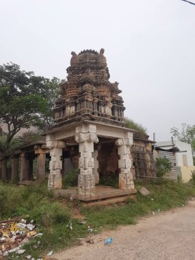 Savanadurga, Karnataka, Hindistan 'da Veerabhadreshwara Swamy Tapınağı' nın aydınlık, eski kule ve büyük taş tepe ve halka açık güzel dini binasının kapatılması..