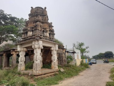 Savanadurga, Karnataka, Hindistan 'da Veerabhadreshwara Swamy Tapınağı' nın aydınlık, eski kule ve büyük taş tepe ve halka açık güzel dini binasının kapatılması..