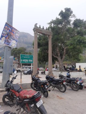 Savanadurga, Karnataka, Hindistan 'da Veerabhadreshwara Swamy Tapınağı' nın aydınlık, eski kule ve büyük taş tepe ve halka açık güzel dini binasının kapatılması..