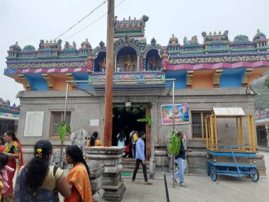 Savanadurga, Karnataka, Hindistan 'da Veerabhadreshwara Swamy Tapınağı' nın aydınlık, eski kule ve büyük taş tepe ve halka açık güzel dini binasının kapatılması..