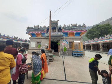 Savanadurga, Karnataka, Hindistan 'da Veerabhadreshwara Swamy Tapınağı' nın aydınlık, eski kule ve büyük taş tepe ve halka açık güzel dini binasının kapatılması..