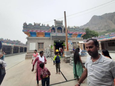 Savanadurga, Karnataka, Hindistan 'da Veerabhadreshwara Swamy Tapınağı' nın aydınlık, eski kule ve büyük taş tepe ve halka açık güzel dini binasının kapatılması..