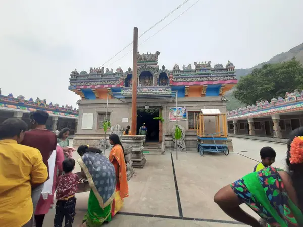 Savanadurga, Karnataka, Hindistan 'da Veerabhadreshwara Swamy Tapınağı' nın aydınlık, eski kule ve büyük taş tepe ve halka açık güzel dini binasının kapatılması..
