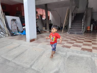 Bangalore, Karnataka, Hindistan-09 Aralık 2023: Sokakta küçük bisikletle abur cubur yiyen Hintli çocuklara yakın çekim.