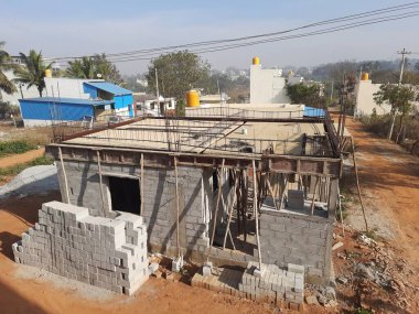 Bangalore, Karnataka, Hindistan-08 Şubat 2024: İkamet evlerinin kalıplandırılması için demir çubukla merkez inşaata hazırlanma.