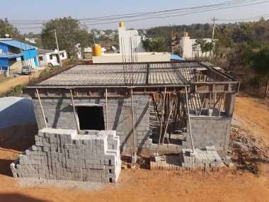 Bangalore, Karnataka, Hindistan-08 Şubat 2024: İkamet evlerinin kalıplandırılması için demir çubukla merkez inşaata hazırlanma.