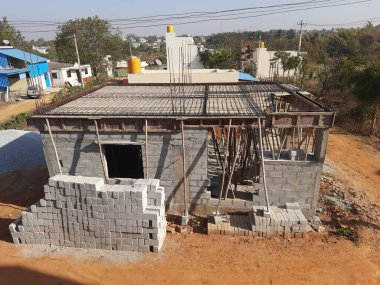 Bangalore, Karnataka, Hindistan-08 Şubat 2024: İkamet evlerinin kalıplandırılması için demir çubukla merkez inşaata hazırlanma.