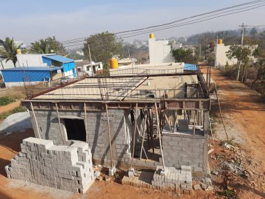 Bangalore, Karnataka, Hindistan-08 Şubat 2024: İkamet evlerinin kalıplandırılması için demir çubukla merkez inşaata hazırlanma.