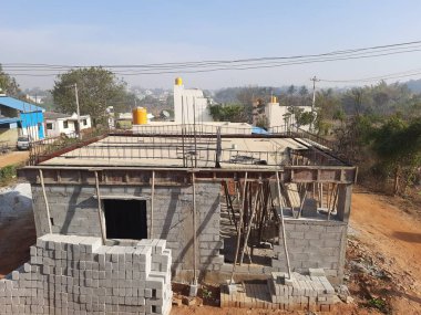 Bangalore, Karnataka, Hindistan-08 Şubat 2024: İkamet evlerinin kalıplandırılması için demir çubukla merkez inşaata hazırlanma.