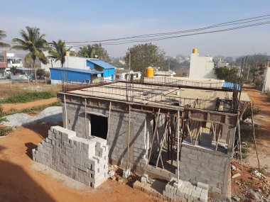 Bangalore, Karnataka, Hindistan-08 Şubat 2024: İkamet evlerinin kalıplandırılması için demir çubukla merkez inşaata hazırlanma.