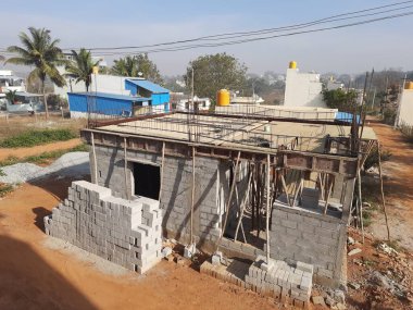 Bangalore, Karnataka, Hindistan-08 Şubat 2024: İkamet evlerinin kalıplandırılması için demir çubukla merkez inşaata hazırlanma.