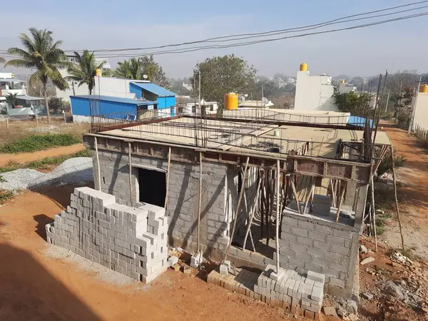 Bangalore, Karnataka, Hindistan-08 Şubat 2024: İkamet evlerinin kalıplandırılması için demir çubukla merkez inşaata hazırlanma.