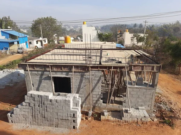 Bangalore, Karnataka, Hindistan-08 Şubat 2024: İkamet evlerinin kalıplandırılması için demir çubukla merkez inşaata hazırlanma.