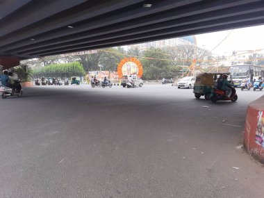 Bangalore, Karnataka, Hindistan-24 Ocak 2024: Devegowda Petrol bankasının araçları ve rama prana pratishtha pankartı ile yakın çekim.