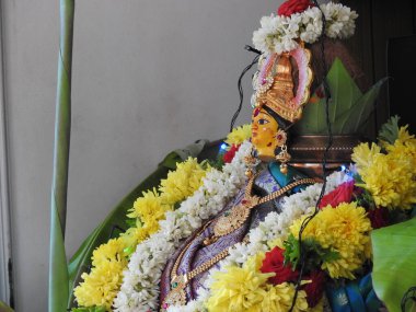 Güzelce dekore edilmiş tanrıça Vara Mahalakshmi heykelinin yakın çekimi..