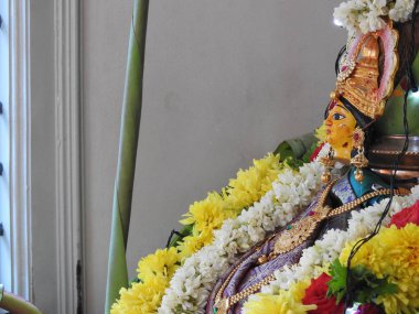 Güzelce dekore edilmiş tanrıça Vara Mahalakshmi heykelinin yakın çekimi..